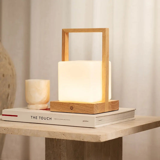 NOAH BRORN LIGHT HOUTEN OPLAADBARE tafellamp met glas en houten handvat