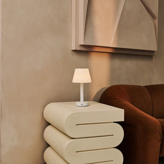 Lampe de table rechargeable en bois blanc Zoë | Sans fil, à intensité variable, USB-C, batterie de 80 heures