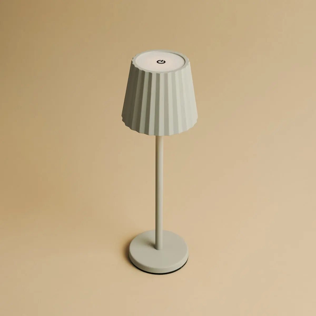 Combi Set Professional - 4 X Maya Shadow Grey Grey Rechargeable Table Lampes et 1 x Amstel Wireless Station Wireless avec Qi-Technology - Perfect pour les restaurants, l'hospitalité et les hôtels