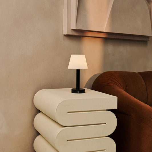 Lampe de table rechargeable en bois noir Zoë | Intensité variable et portable | Autonomie de la batterie de 80 heures