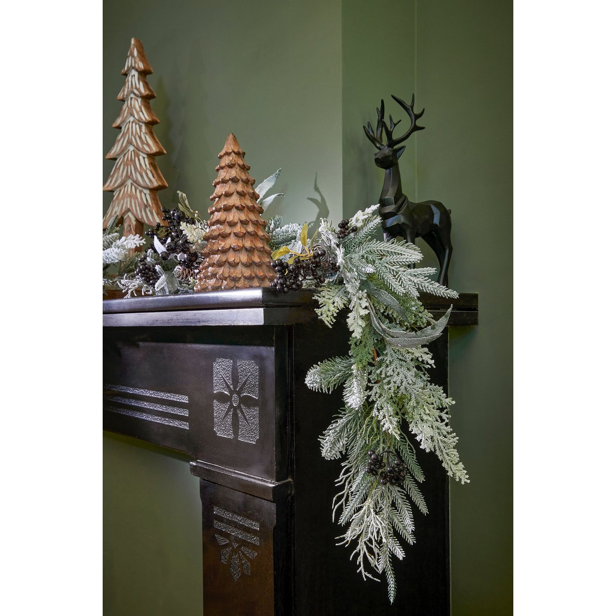 Vesper Garlande avec des pommes de pin - L180 x B15 x H10 cm - vert, noir
