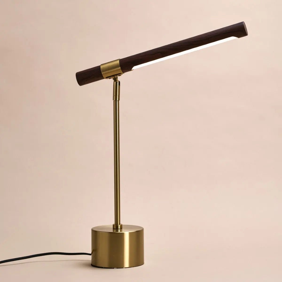 Lampe Livia en métal doré et bois – LED orientable, design scandinave pour bureau et salon