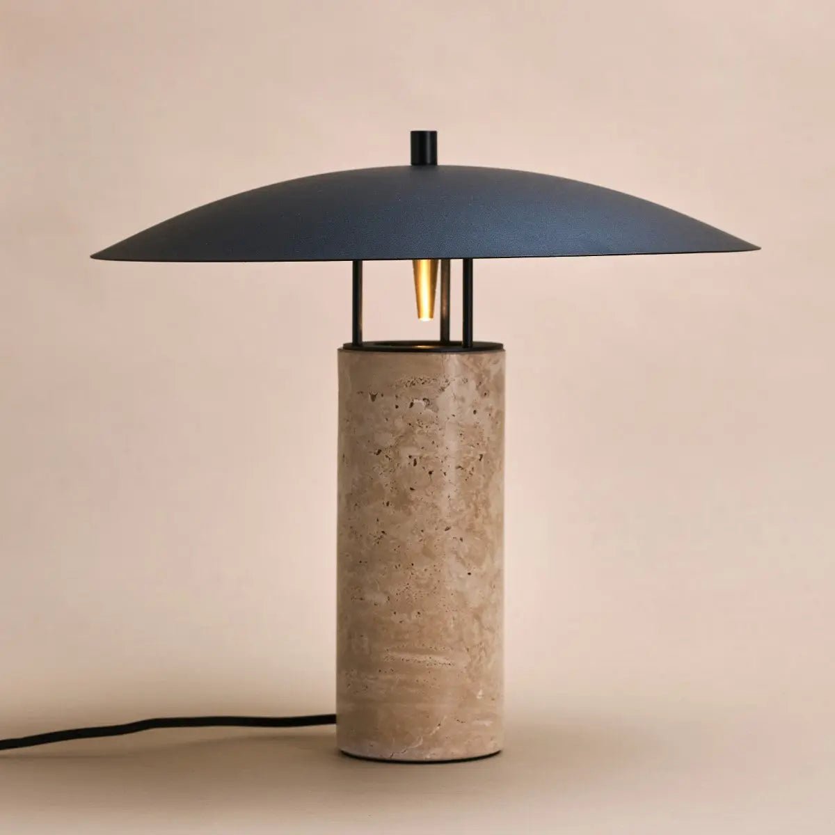 Lampe en travertin Nicolaas – Design élégant fait à la main avec métal et travertin