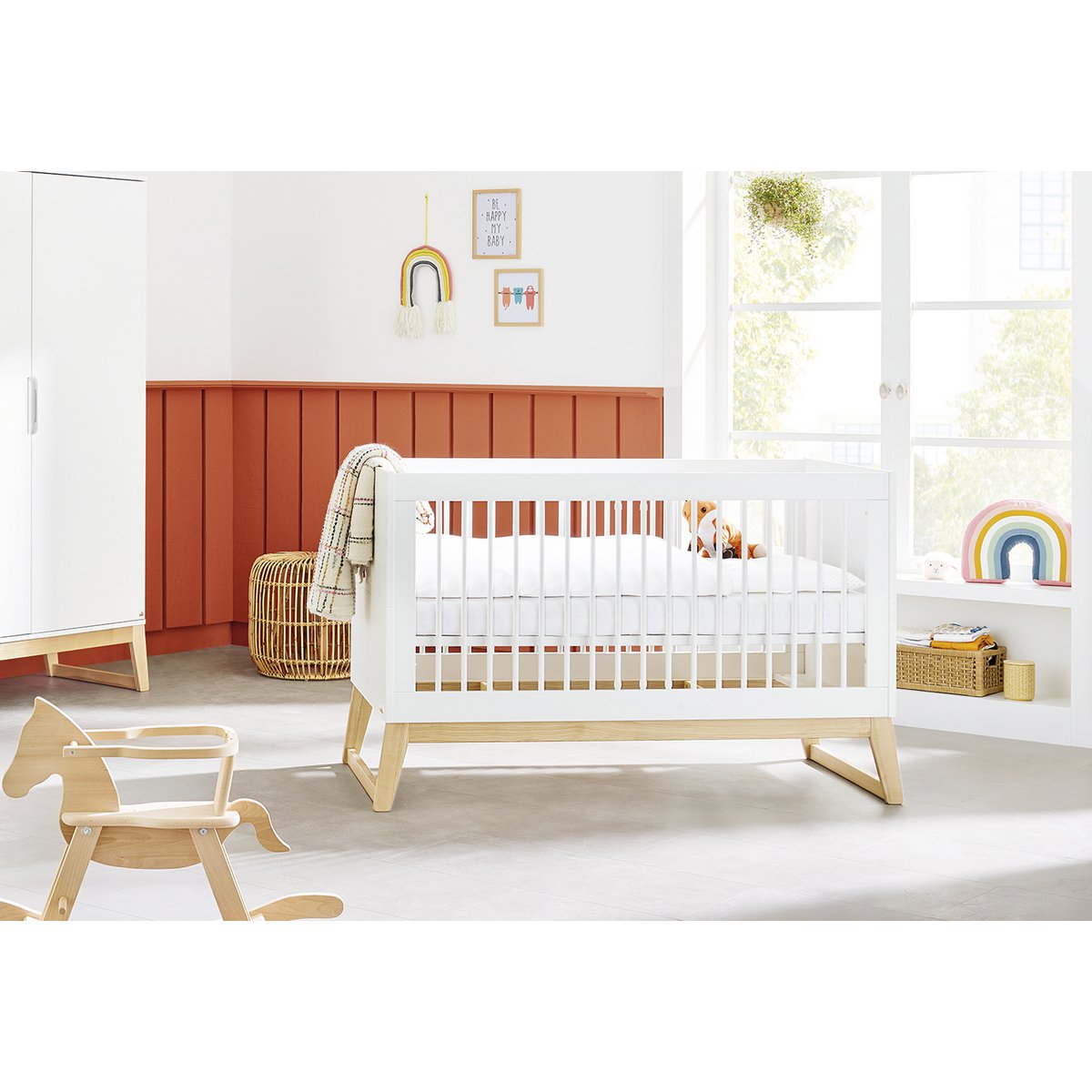 'Bridge' baby bed