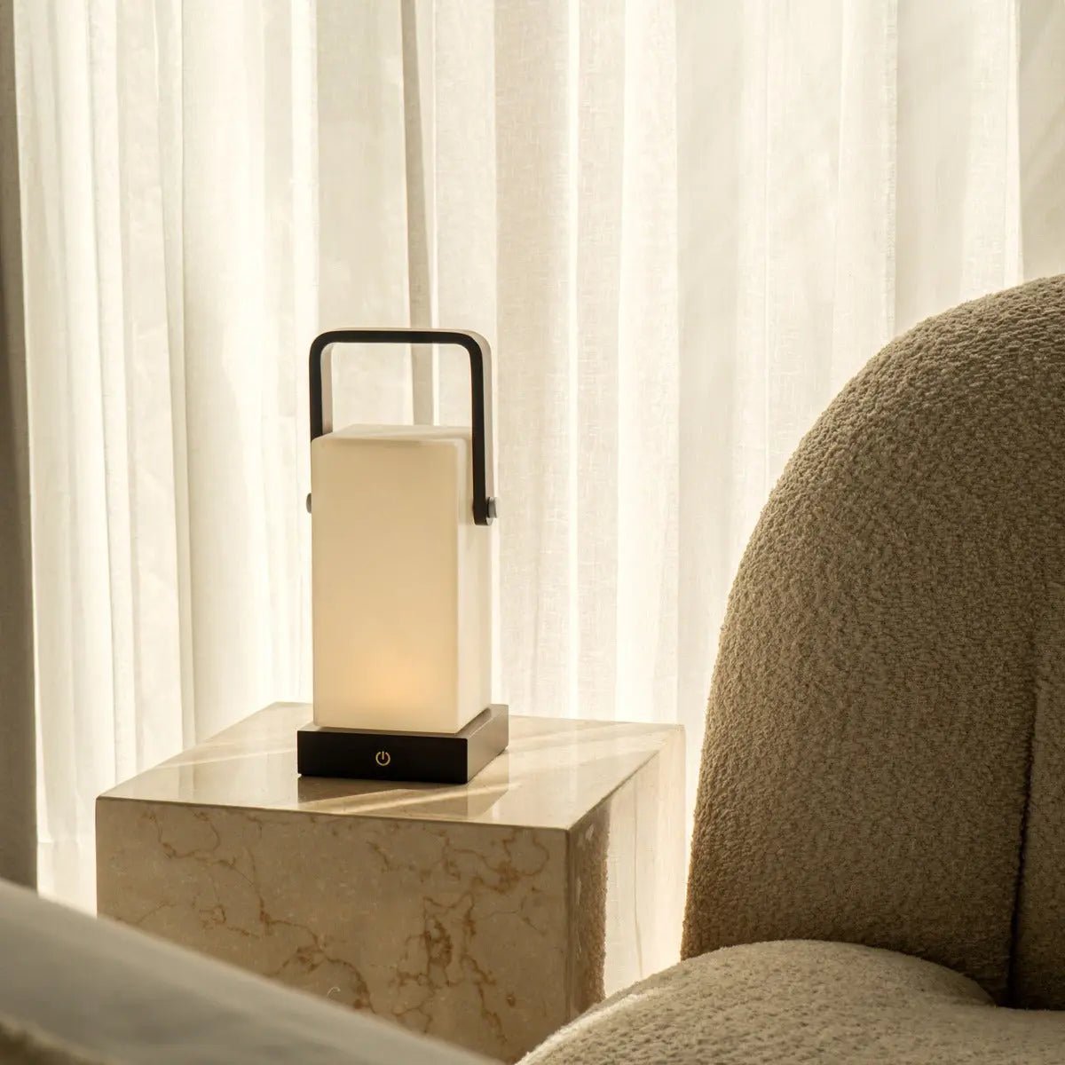 Lampe en bois marron foncé Harper – Lampe de table rechargeable sans fil avec poignée