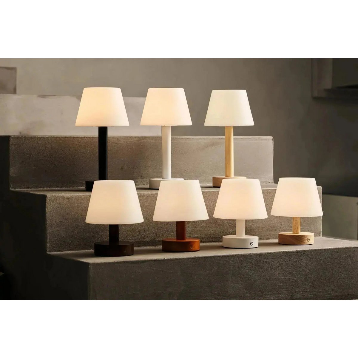 Lampe de table rechargeable en bois marron clair Zoë | Intensité variable, USB-C, batterie de 80 heures