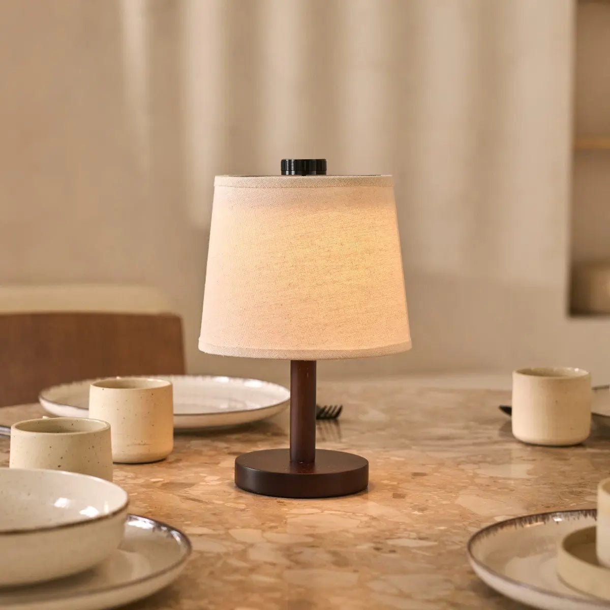 Lampe en bois marron foncé Rover – Abat-jour rechargeable, sans fil et à intensité variable