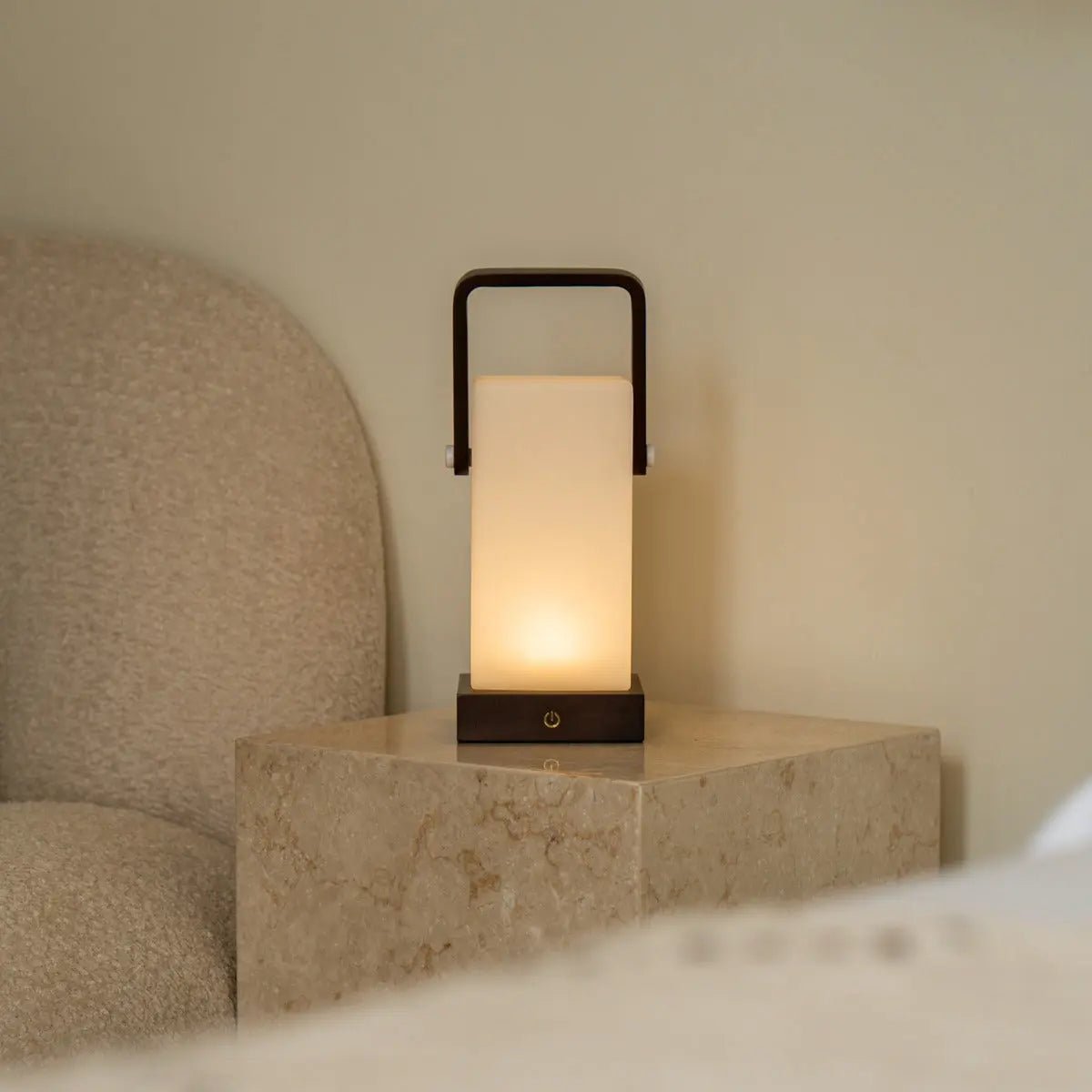 Lampe en bois marron foncé Harper – Lampe de table rechargeable sans fil avec poignée