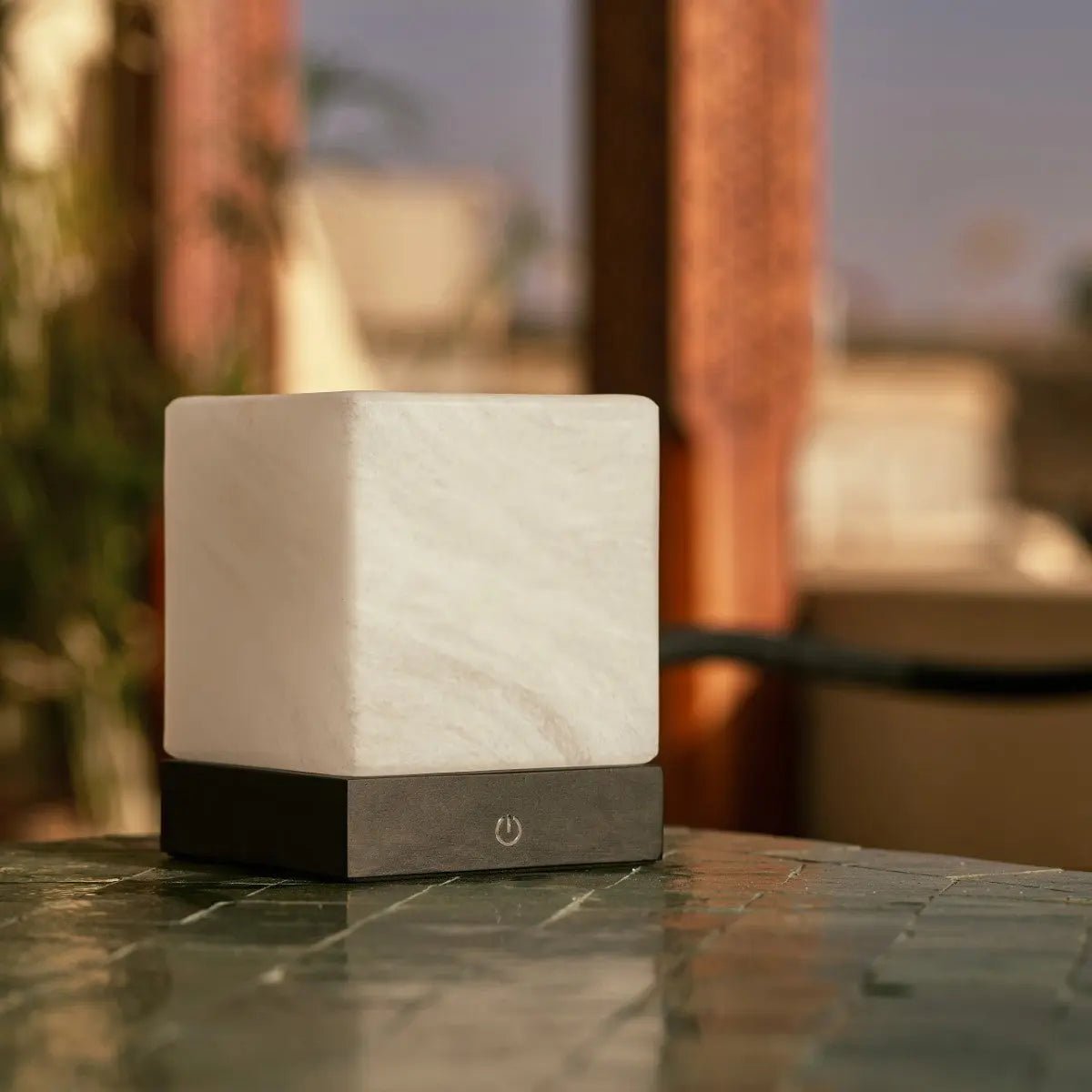 Lampe en bois sans fil noir yce avec verre congelé - batterie rechargeable, dimmable, 100 heures