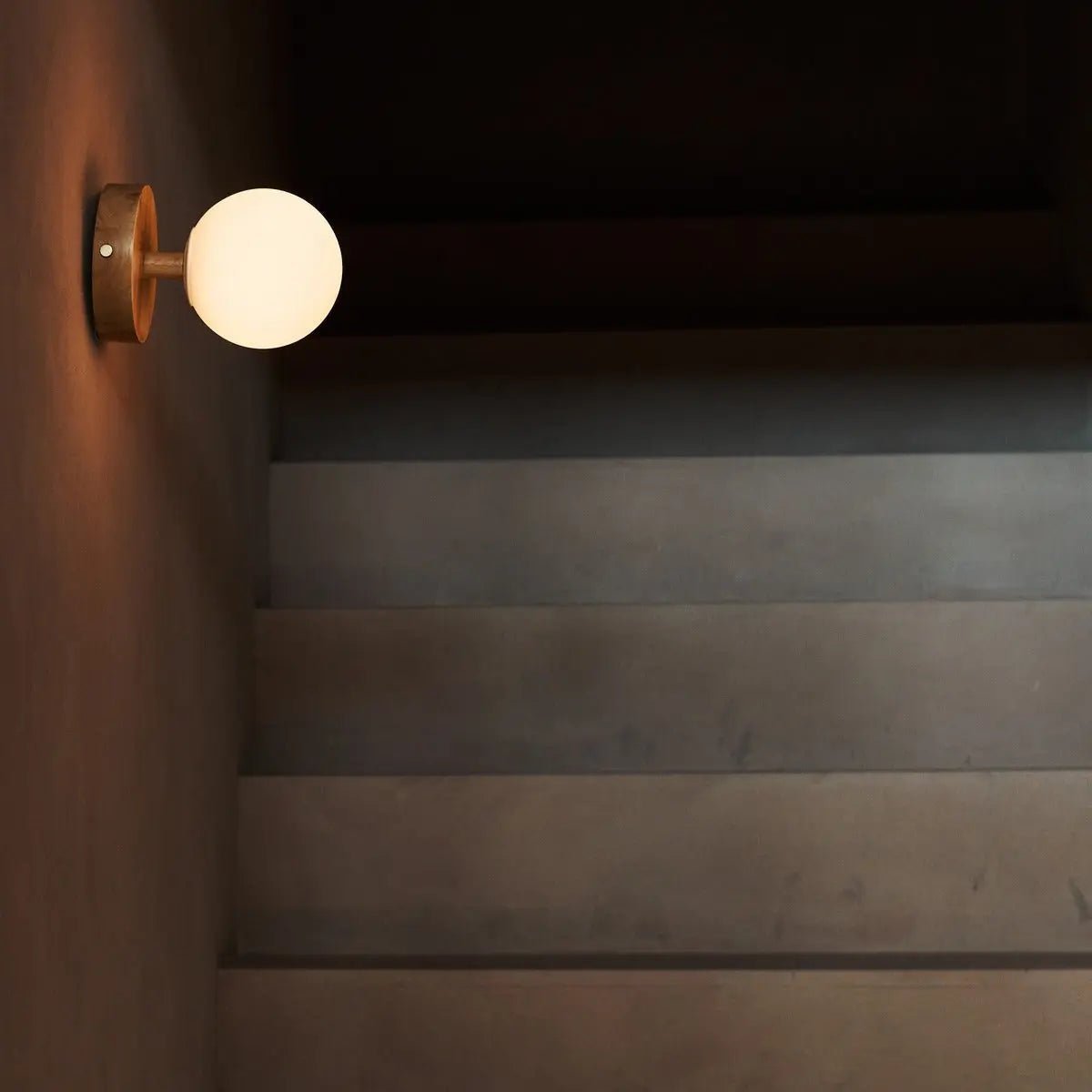 Richella Brown Light Wood & Glass Wall Light - Reccharteable et sans fil