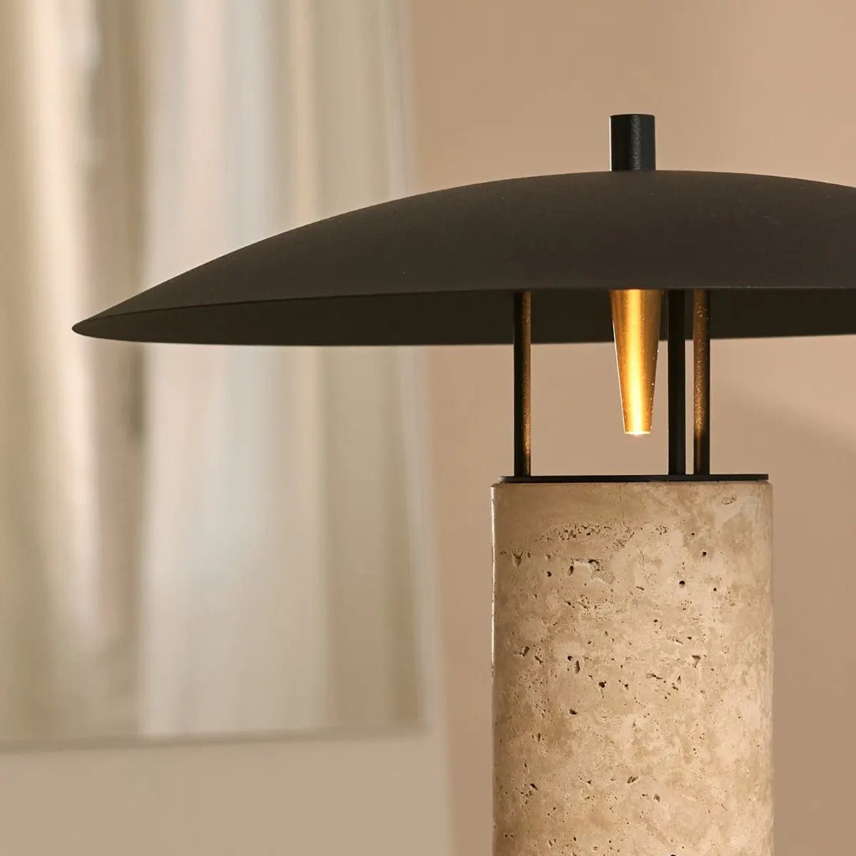 Lampe en travertin Nicolaas – Design élégant fait à la main avec métal et travertin