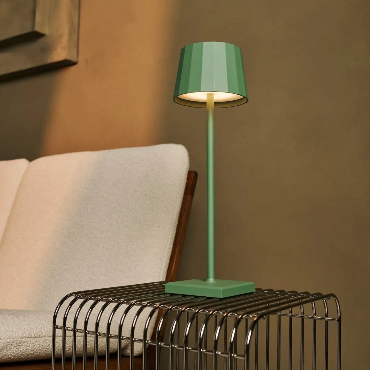 Combi Set Professional - 4 X Wouter Sage Green Rechargeable Table Lampes et 1 X Amstel Wireless Station Wireless avec Qi-Technology - Parfait pour les restaurants, l'hospitalité et les hôtels