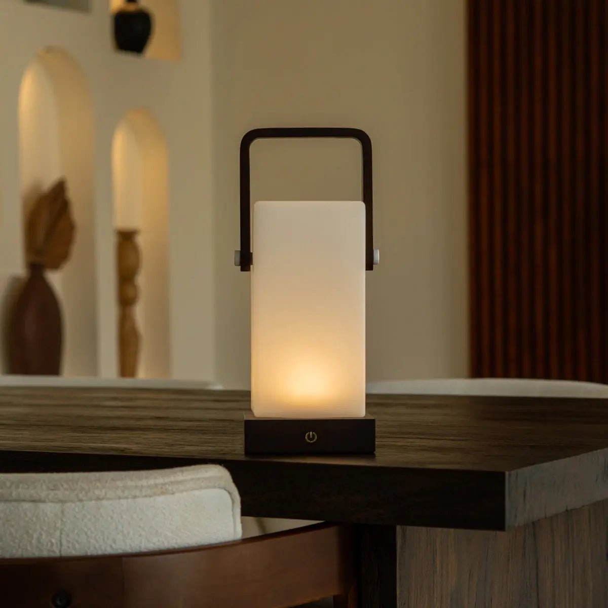 Lampe en bois marron foncé Harper – Lampe de table rechargeable sans fil avec poignée