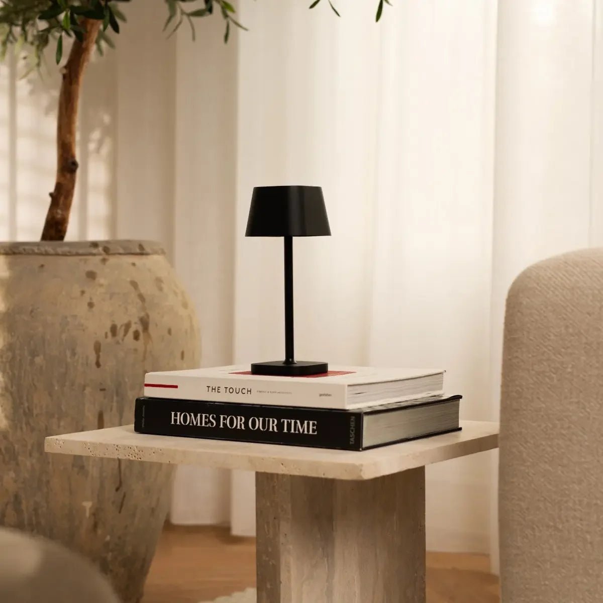 Lampe de table rechargeable noire Ava | Solution d'éclairage sans fil élégante