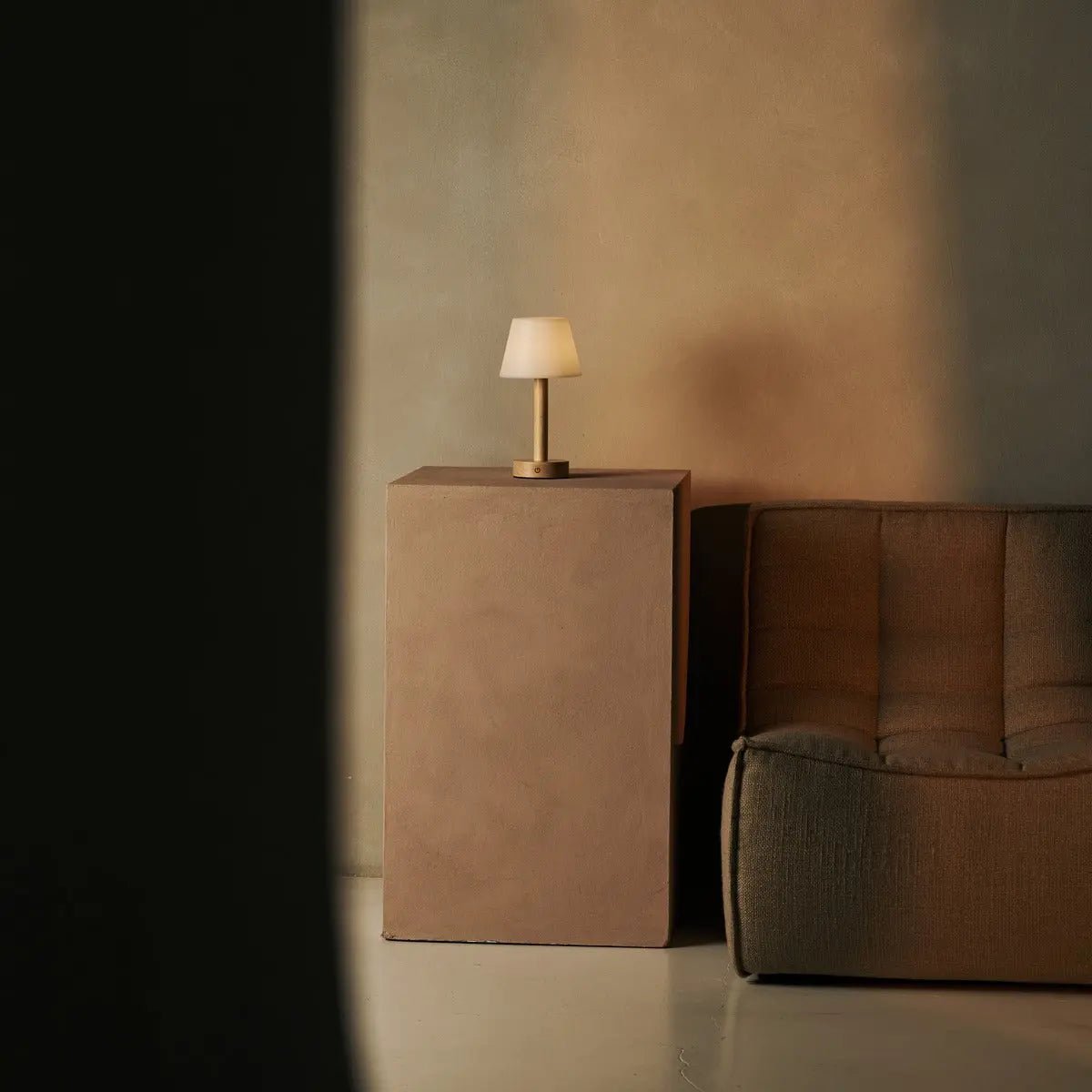 Lampe de table rechargeable en bois marron clair Zoë | Intensité variable, USB-C, batterie de 80 heures