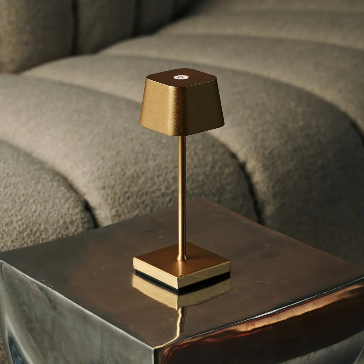 Combi Set Professional - 8 x Sarphati Mini Gold Rechargeable Table Lamps and 1 x Central Station Wireless Charging Station with Qi-Technology - Perfect for Restaurants, Hospitality and Hotels