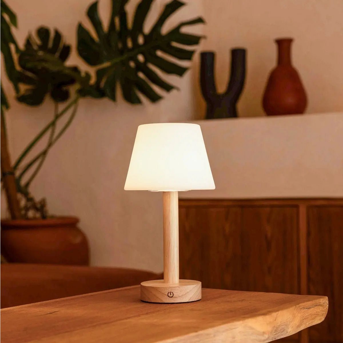 Lampe de table rechargeable en bois marron clair Zoë | Intensité variable, USB-C, batterie de 80 heures