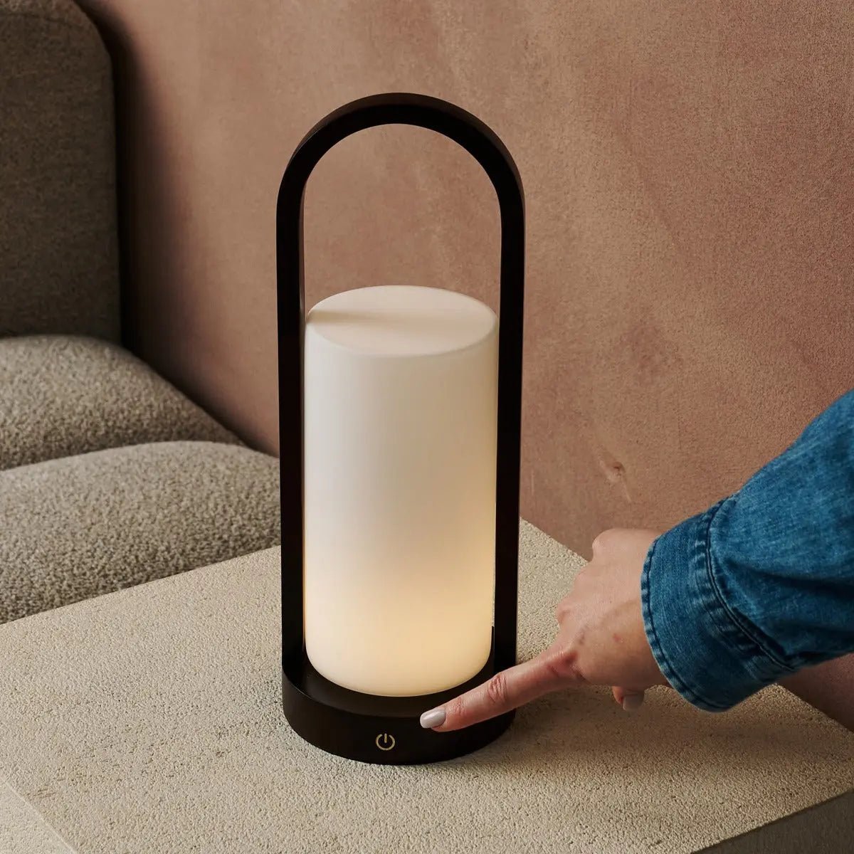 Lampe de table en bois rechargeable Evie marron foncé – Intensité variable et sans fil