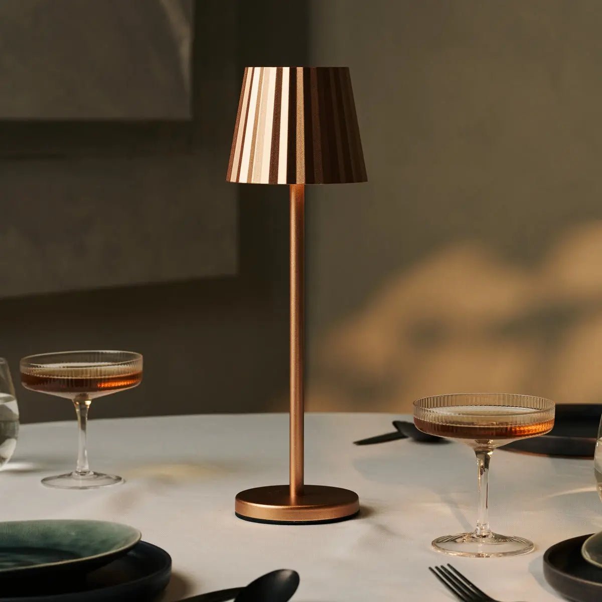 Combi Set Professional - 4 X Maya Copper Rechargeable Table Lampes et 1 X Amstel Wireless Station Wireless avec Qi-Technology - parfait pour les restaurants, l'hospitalité et les hôtels