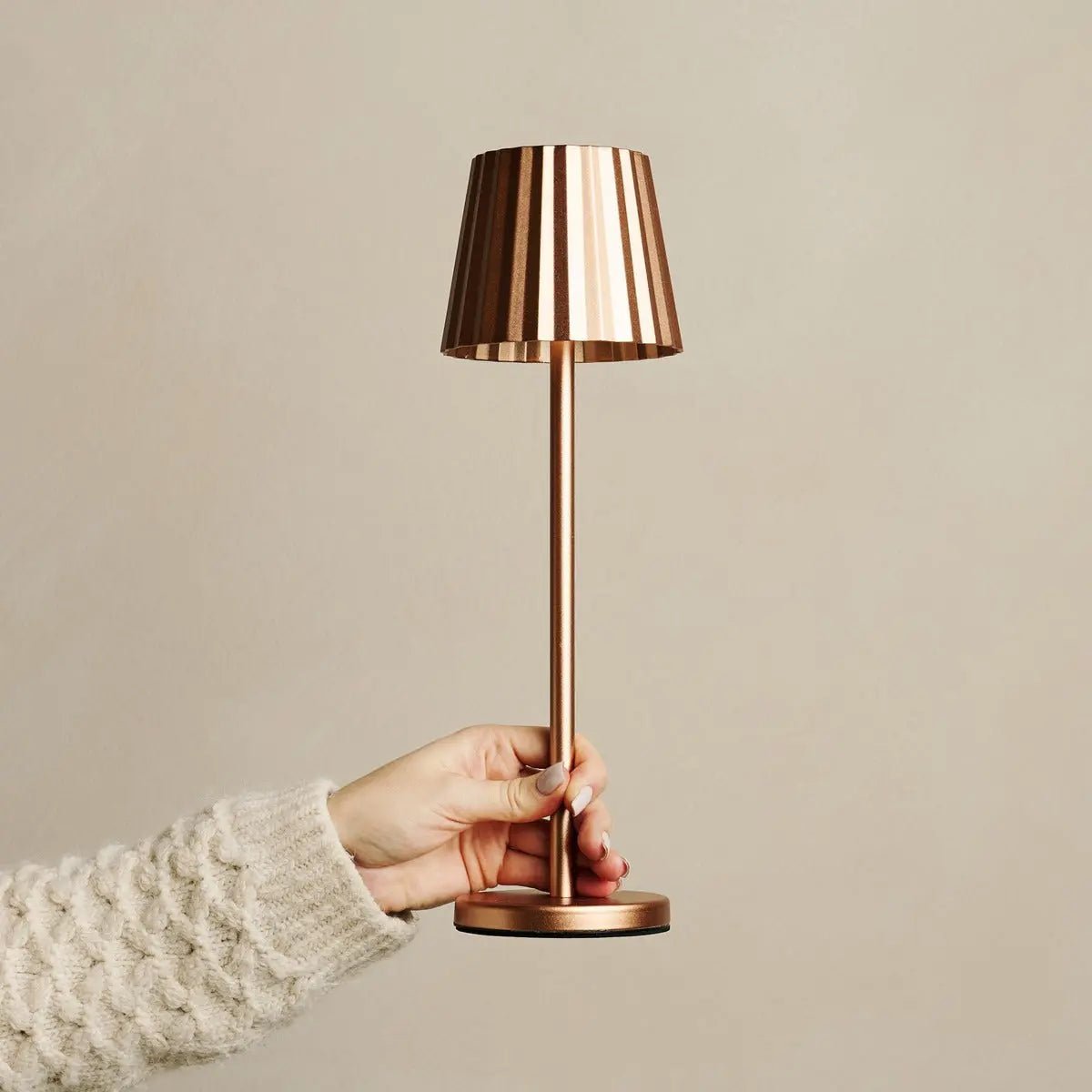 Combi Set Professional - 8 X Maya Copper Rechargeable Table Lampes et 1 X Station centrale Station de charge sans fil avec Qi-Technology - Perfect pour les restaurants, l'hospitalité et les hôtels