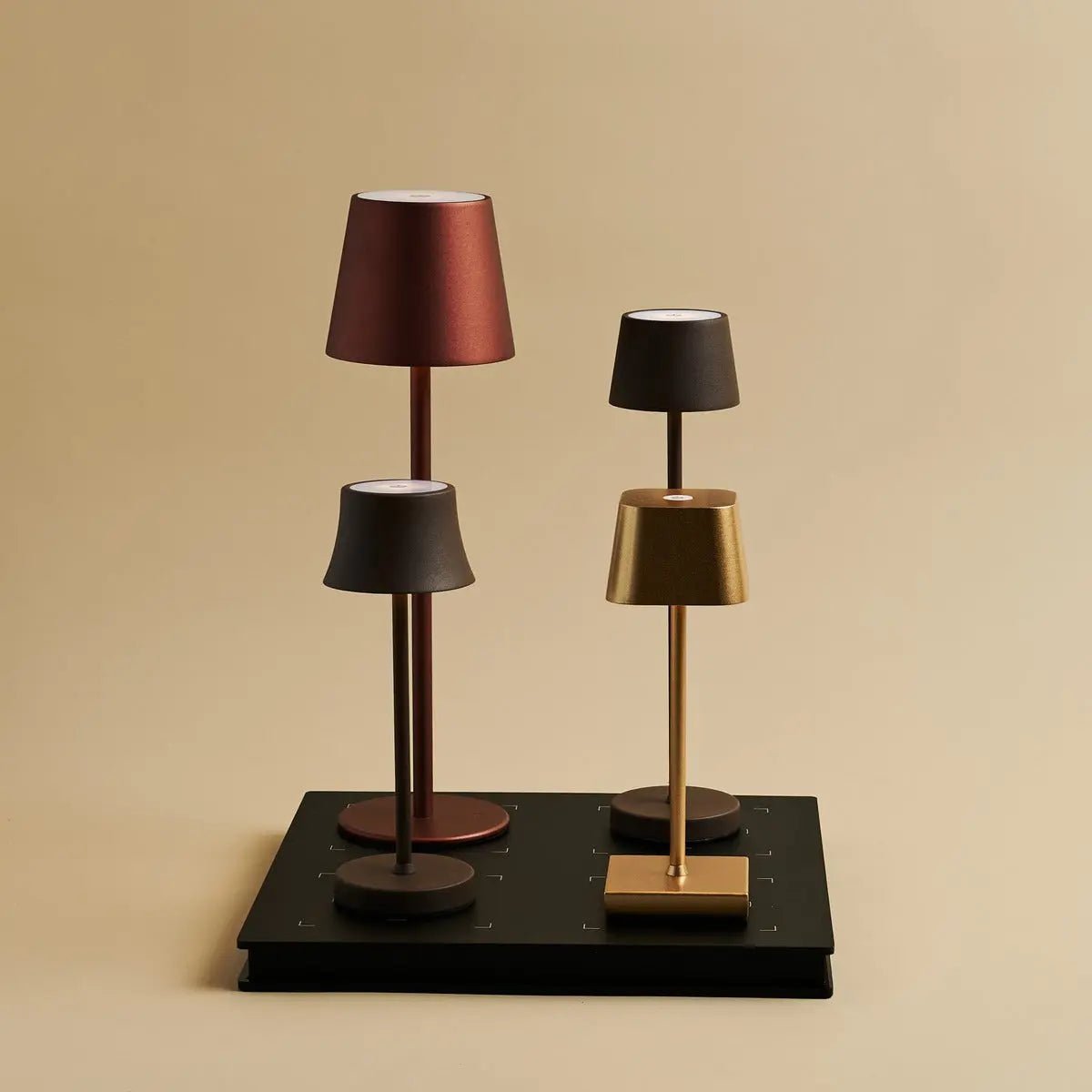 Professional Combi Set - 4 x Sarphati Mini Shadow Grey Rechargeable Table Lamps for Hospitality &amp; 1 x Amstel Wireless Charging Station with Qi-Technology - perfect for restaurants, hospitality and hotels