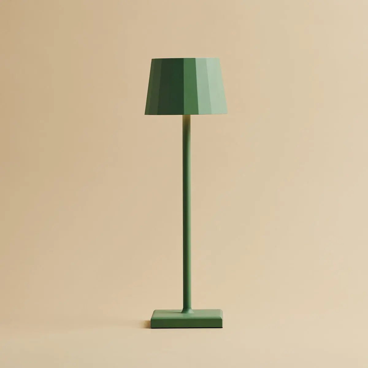 Combi Set Professional - 8 x Wouter Sage Green Rechargeable Table Lampes et 1 X Station centrale Station de charge sans fil avec Qi-Technology - Perfect pour les restaurants, l'hospitalité et les hôtels