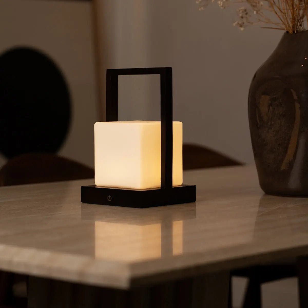 Lampe de table rechargeable en bois brun foncé noah avec verre et poignée en bois