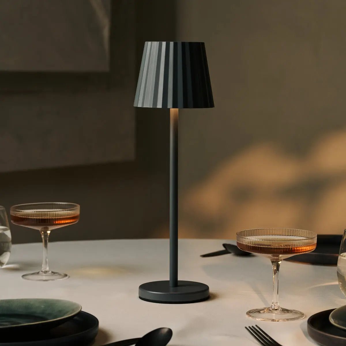 Combi Set Professional - 8 x Maya Stone Grey Grey Rechargeable Table Lampes et 1 x Station centrale Station de charge sans fil avec Qi-Technology - Perfect pour les restaurants, l'hospitalité et les hôtels