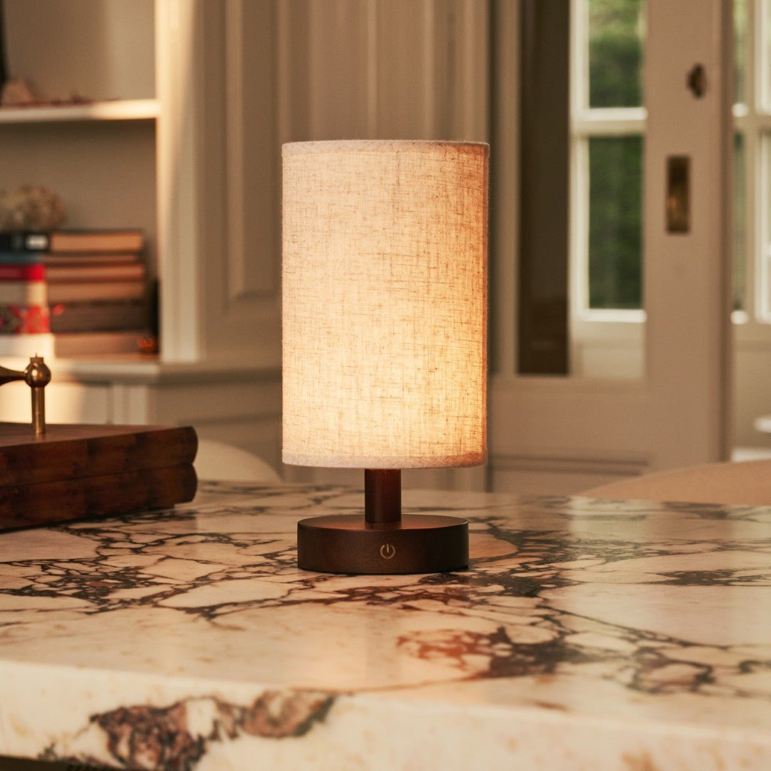 Lampe de table en bois brun foncé Ben - rechargeable, dimmable, USB-C alimenté