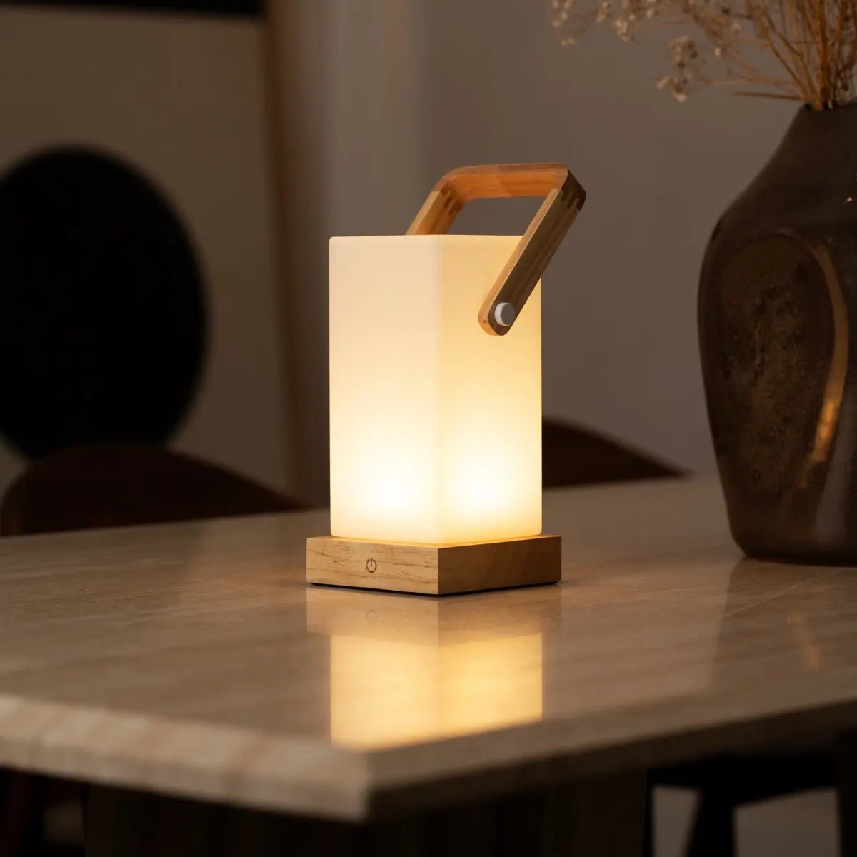 Lampe en bois marron clair Harper – Lampe de table rechargeable sans fil avec poignée
