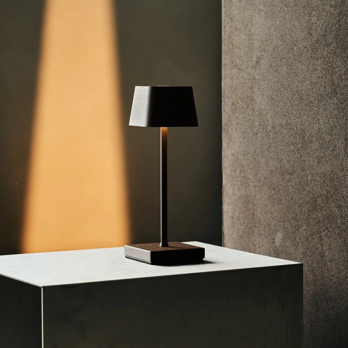 Professional Combi Set - 8 x Sarphati Mini Mocha Brown Rechargeable Table Lamps and 1 x Central Station Wireless Charging Station with Qi-Technology - Perfect for Restaurants, Hospitality and Hotels