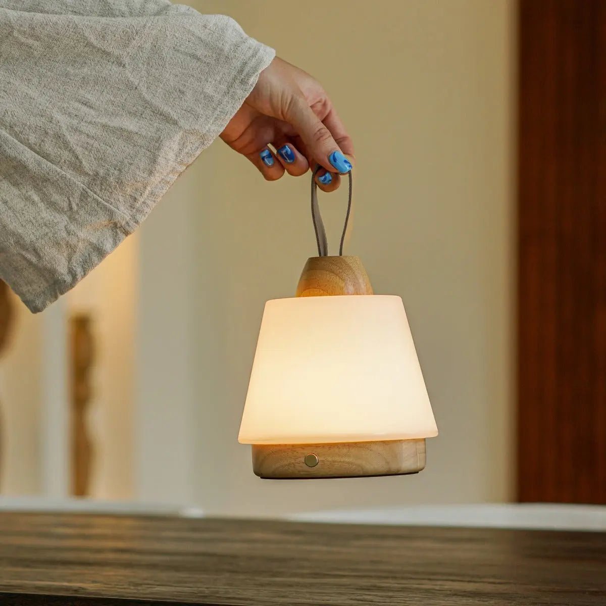 Lampe rechargeable Liv Light Brown – Bracelet en cuir, à intensité variable, sans fil