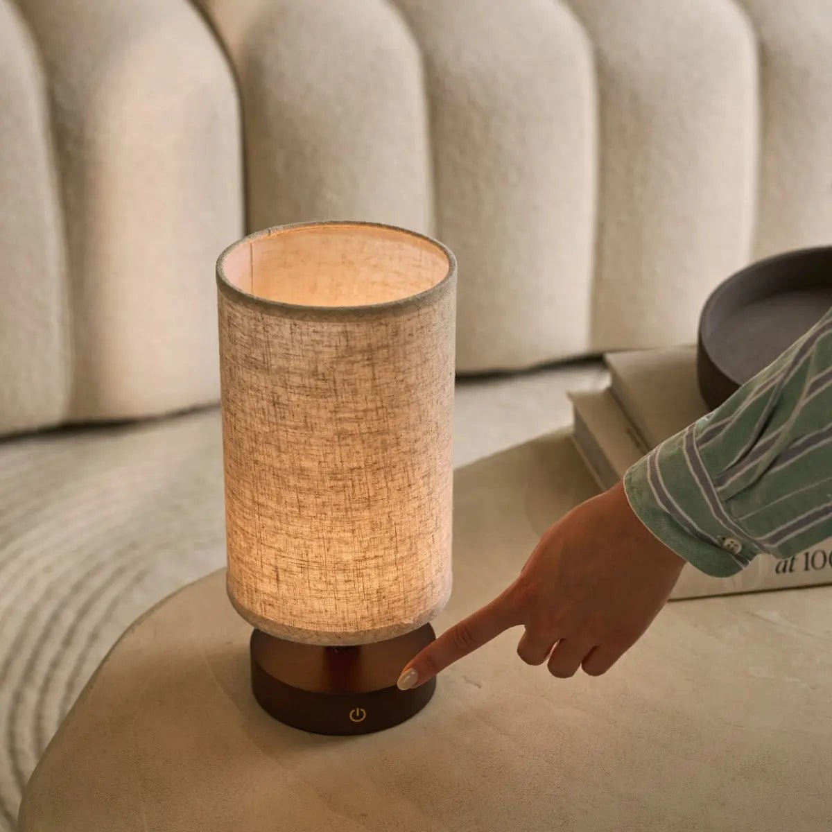 Lampe de table en bois brun foncé Ben - rechargeable, dimmable, USB-C alimenté