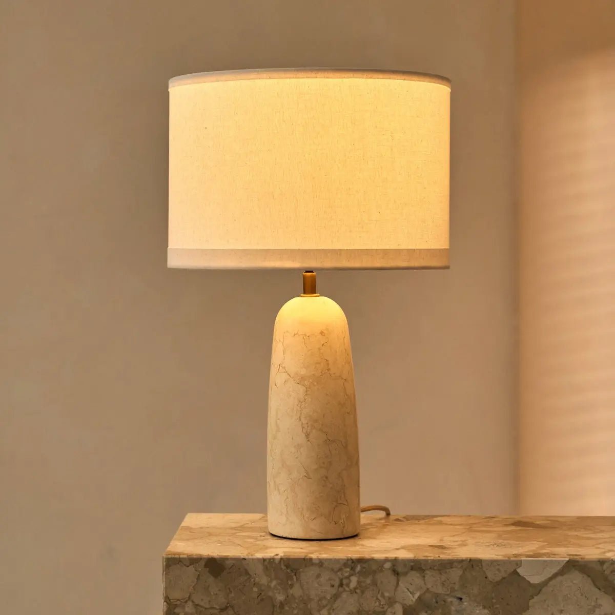 Lampe Charlotte en marbre avec abat-jour en coton – Éclairage élégant pour votre maison