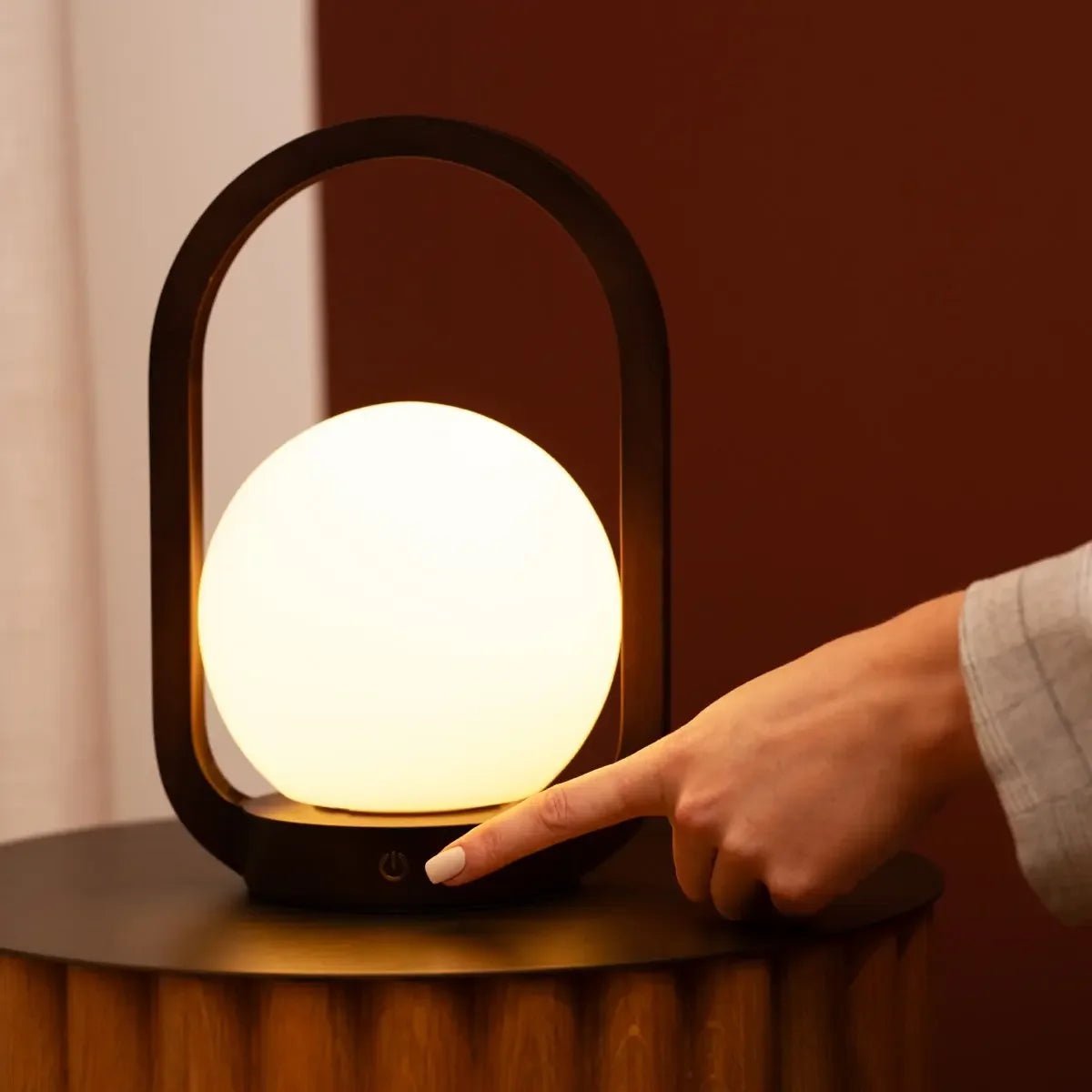 Lampe sans fil en bois marron foncé Skye | Conception rechargeable et variable