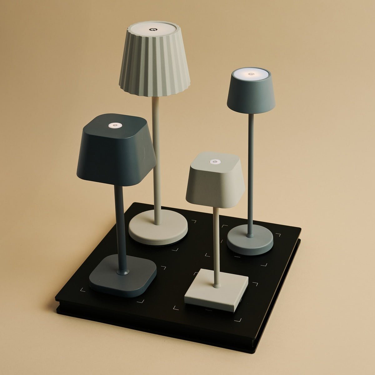 Combi set professionnel - 4 x wouter moka marron les lampes de table rechargeables et 1 x poste de charge sans fil Amstel avec Qi-Technology - parfait pour les restaurants, l'hospitalité et les hôtels