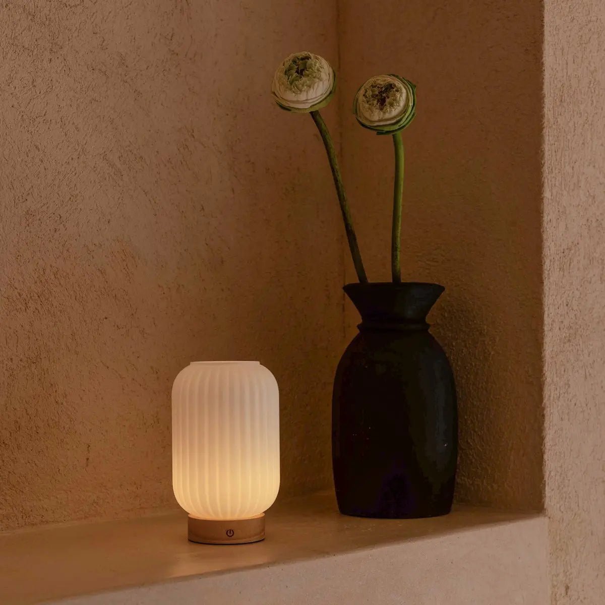 Lampe rechargeable unique Lilly – Verre dépoli et base en bois, intensité variable, 3 modes d'éclairage