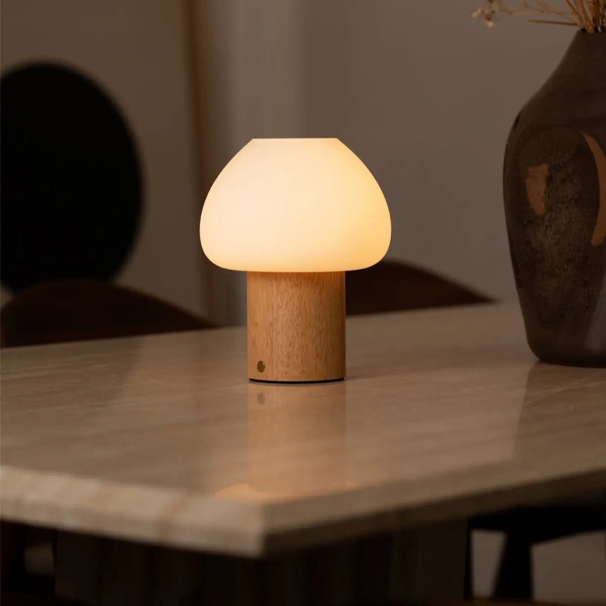 Lampe en bois Fynn marron clair – rechargeable, variable et élégante