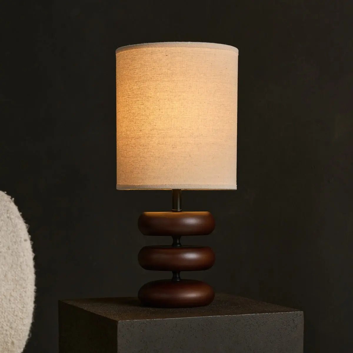 Lampe à table en bois brun foncé Lara avec nuance de lin à crème - Éclairage de la maison rustique