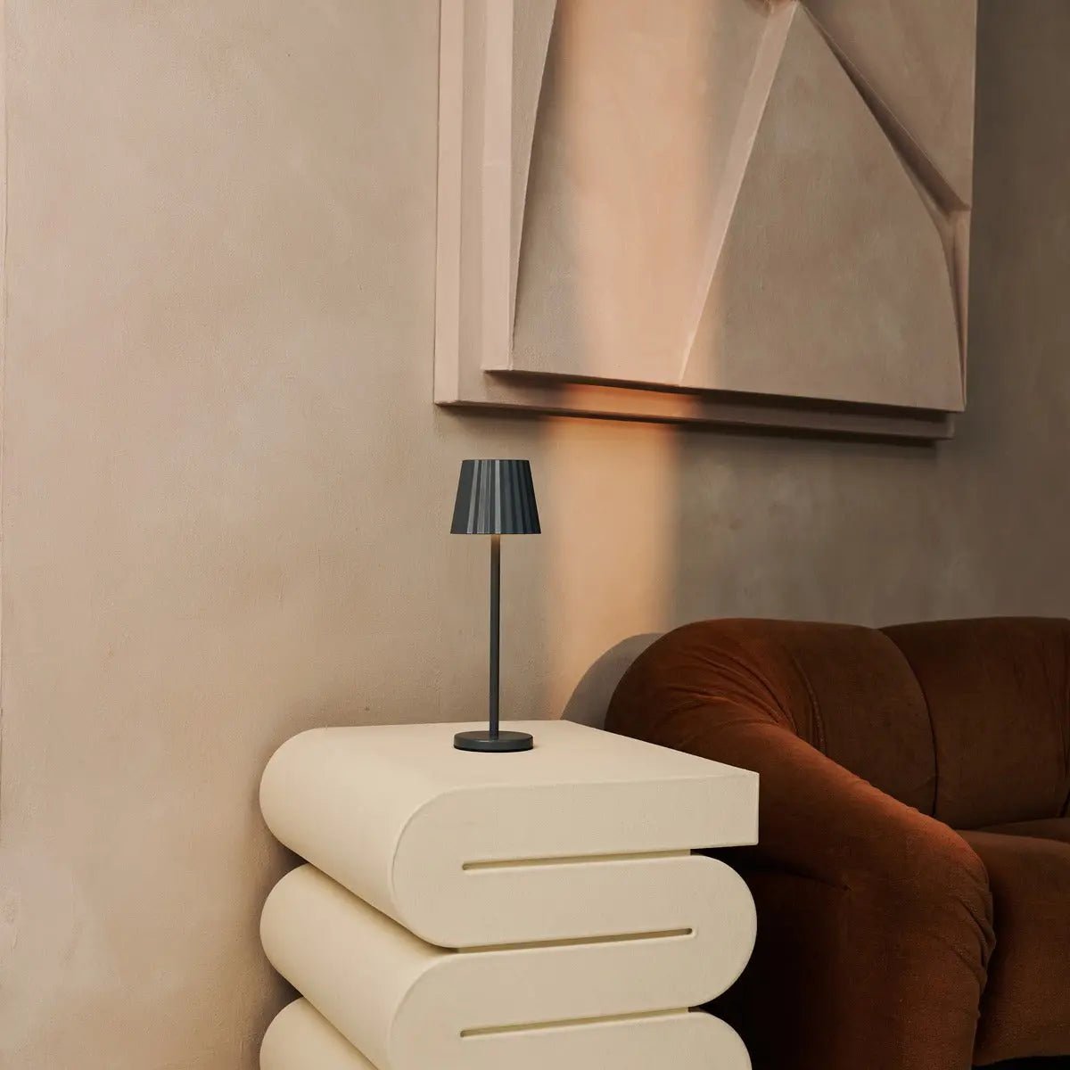 Lampe à table côtelée gris maya en fer en fer - lampe dimmable et 3 modes lumineux, rechargeable via la station de charge sans fil