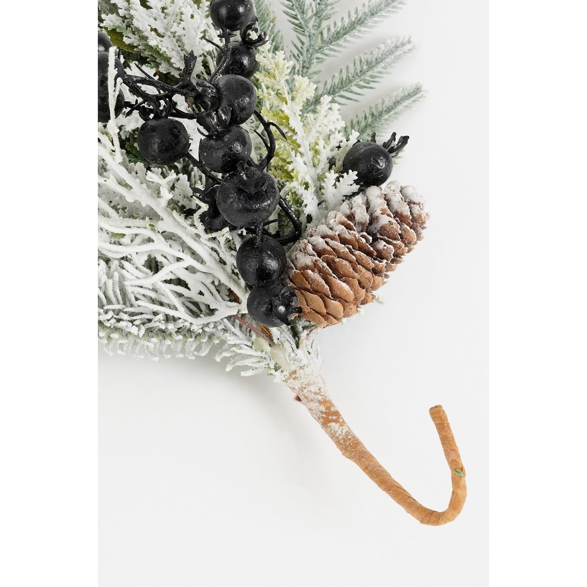 Vesper Garland with pine cones - L180 x W15 x H10 cm - green, black