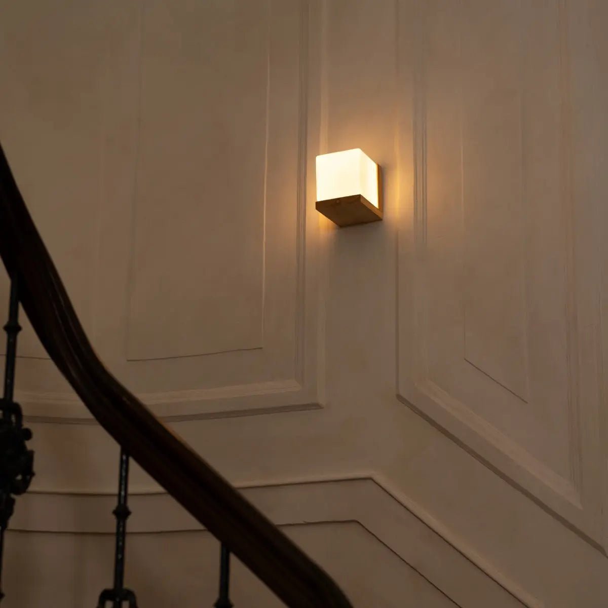 Lizzy Brown Brown carré Rechargeable Lampe murale en bois - Éclairage sans fil, dimmable et élégant