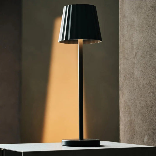 Lampe à table côtelée gris maya en fer en fer - lampe dimmable et 3 modes lumineux, rechargeable via la station de charge sans fil