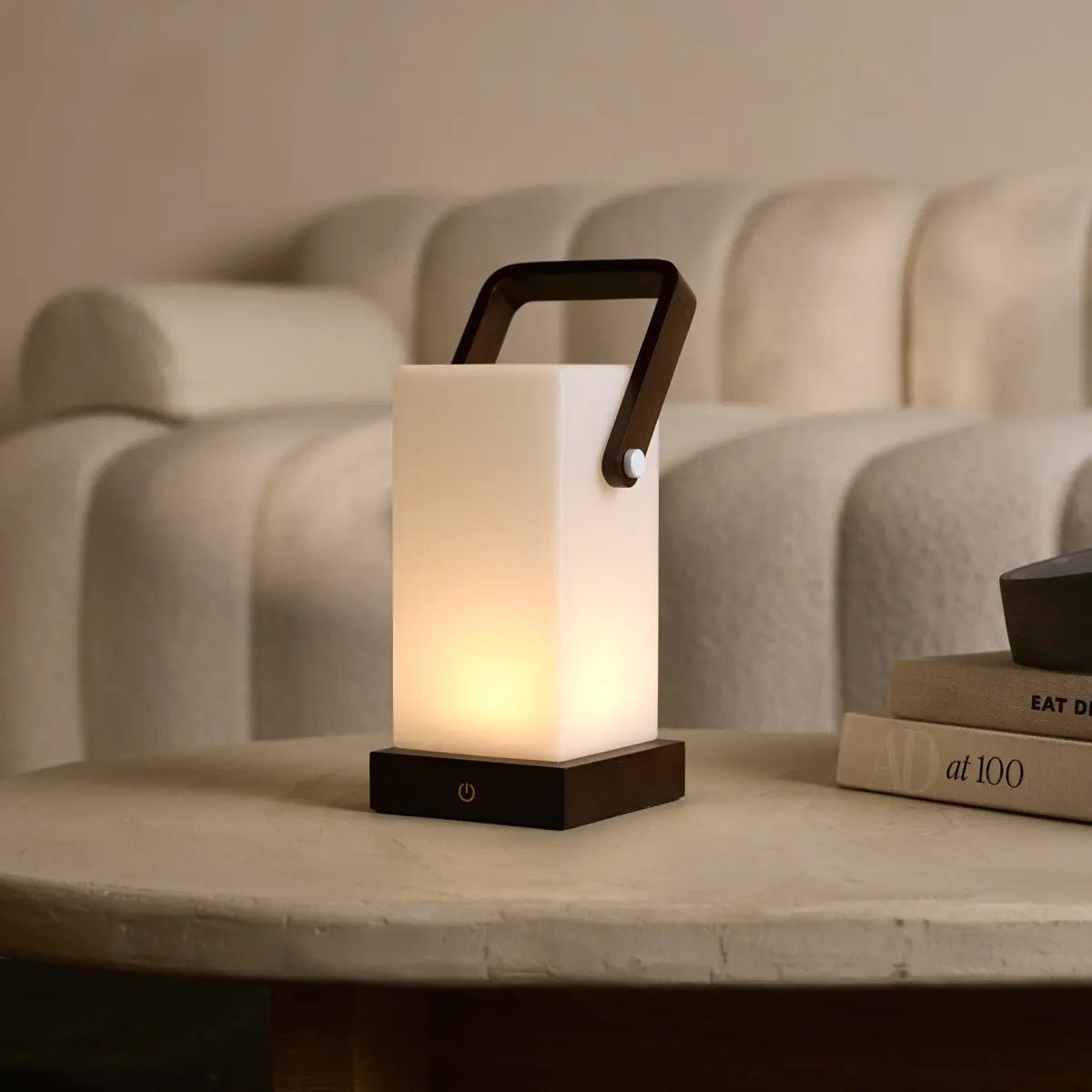 Lampe en bois marron foncé Harper – Lampe de table rechargeable sans fil avec poignée