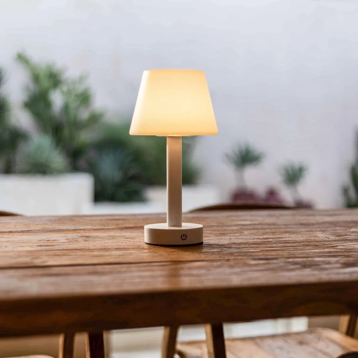 Lampe de table rechargeable en bois blanc Zoë | Sans fil, à intensité variable, USB-C, batterie de 80 heures