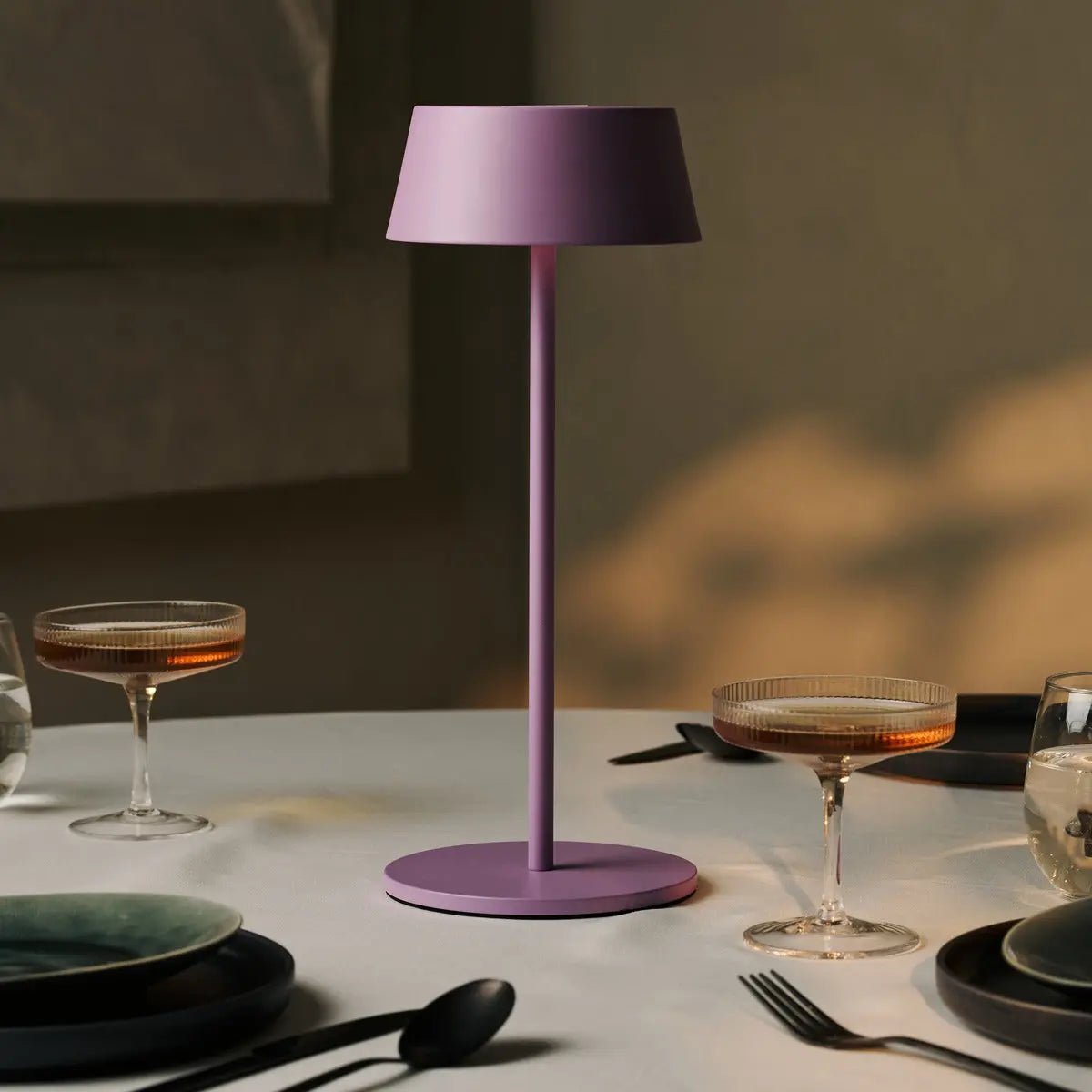 Hugo Violet Lila Lampe de table rechargeable - lampe élégante, dimmable et sans fil