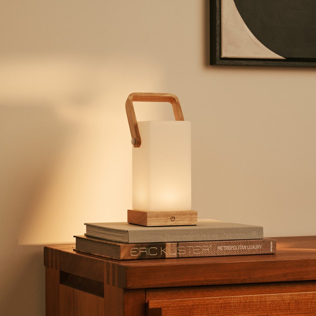 Lampe en bois marron clair Harper – Lampe de table rechargeable sans fil avec poignée
