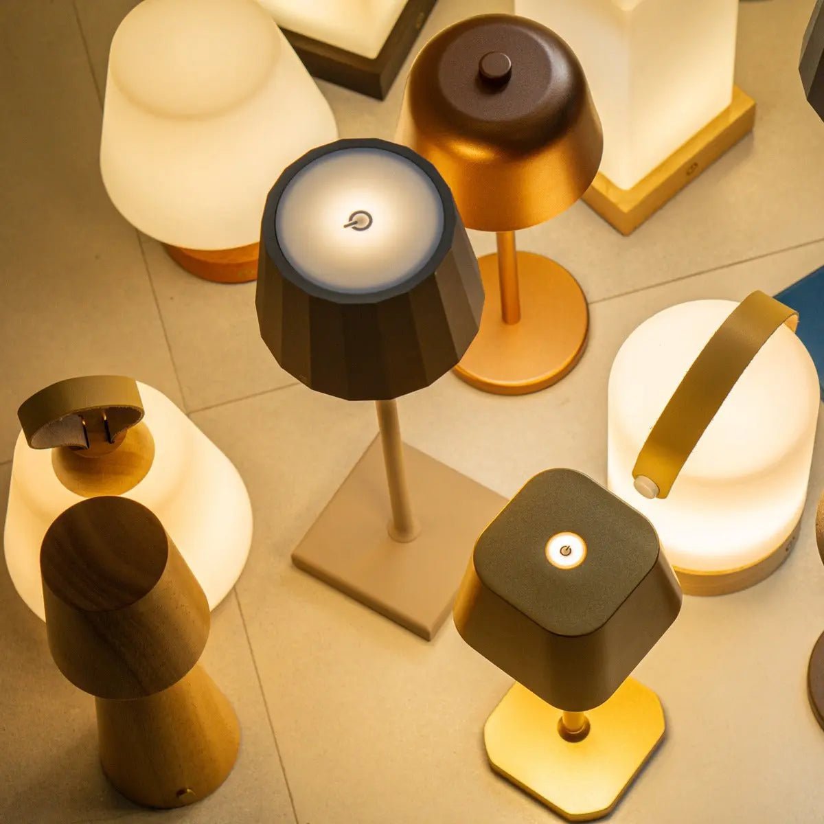 Lampe de table rechargeable Ava Or | Sans fil, variable et élégant