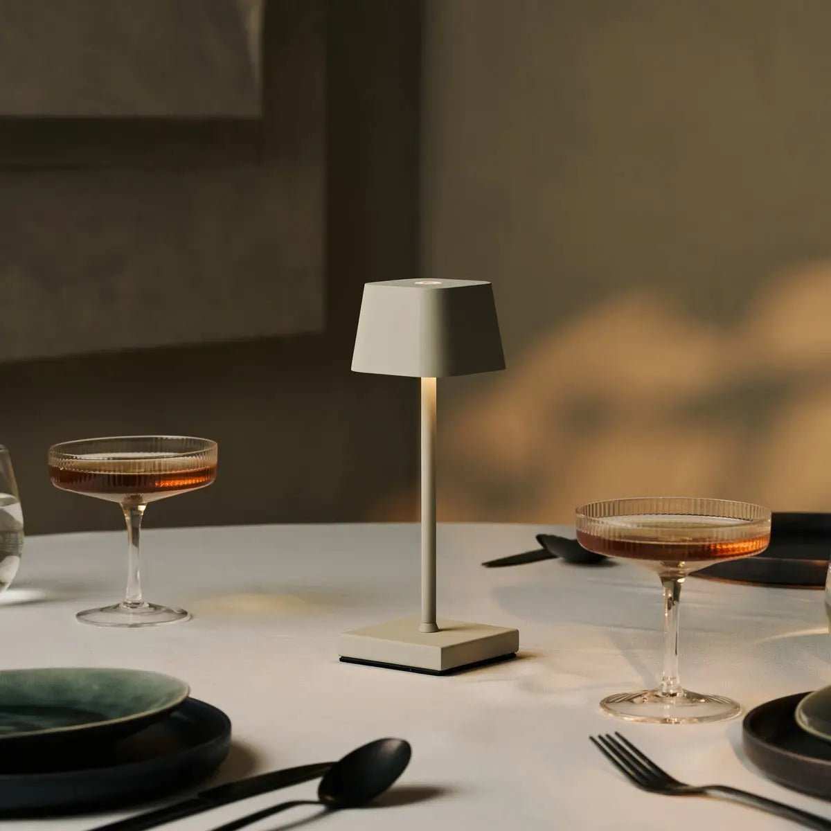 Professional Combi Set - 4 x Sarphati Mini Shadow Grey Rechargeable Table Lamps for Hospitality &amp; 1 x Amstel Wireless Charging Station with Qi-Technology - perfect for restaurants, hospitality and hotels