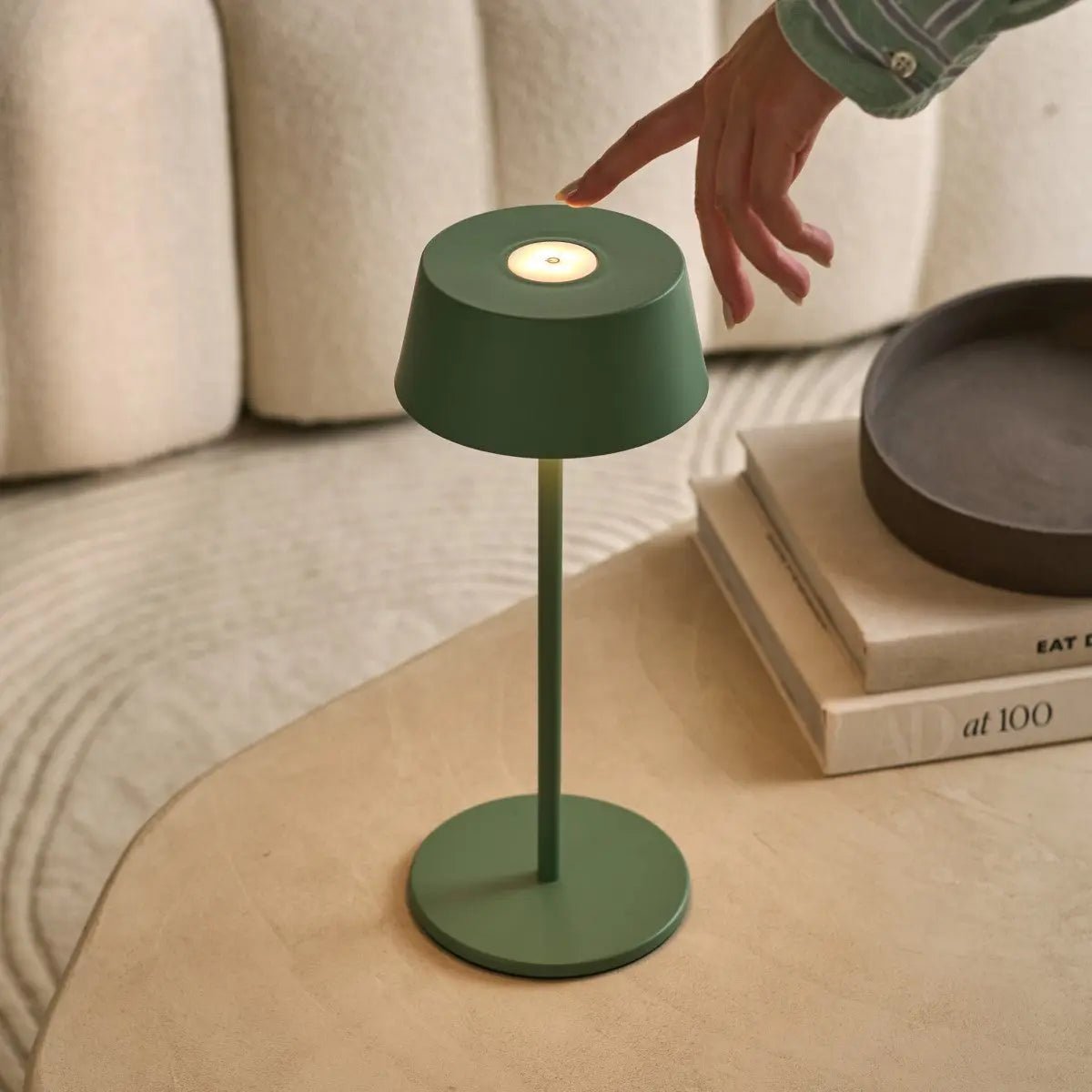 Lampe de table rechargeable verte Hugo Sage - Élégante, à intensité variable et sans fil